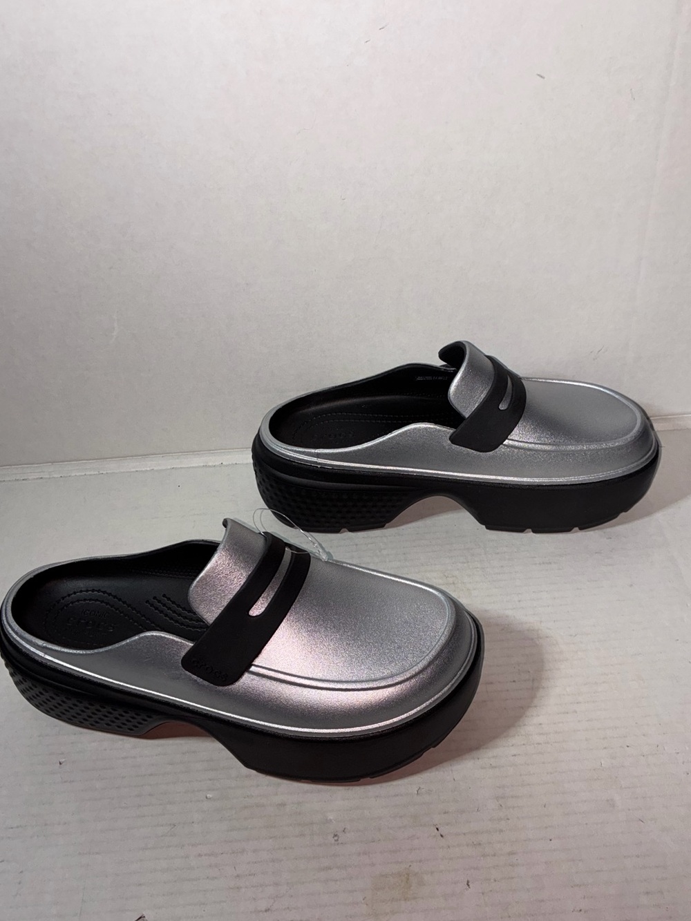 NWOT CROCS Metallic Silver Platform Clogs with Black Sole Wom Sz 10 Men Sz 8 - Picture 3 of 9